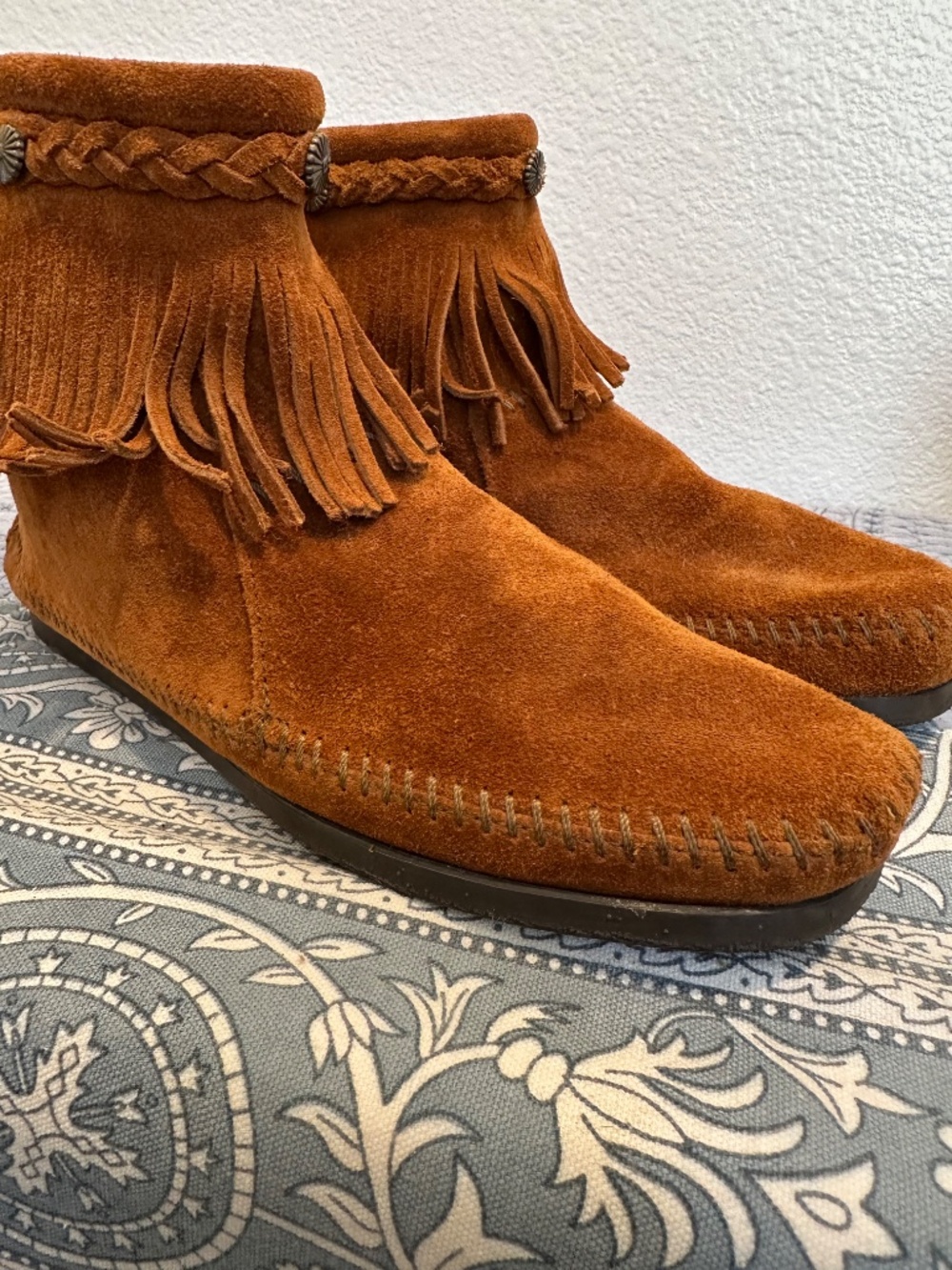 Minnetonka Fringe Bootie NWOT - Picture 3 of 11